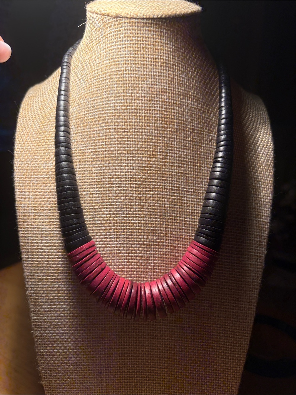 0195) vintage 1980s statement necklace  chunky black and burgundy wooden discs